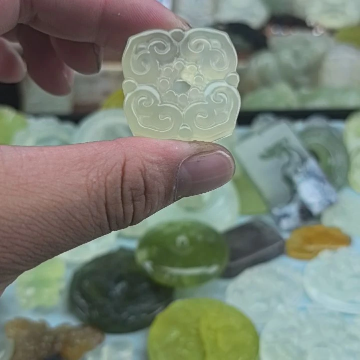 繁***苒蛇纹石玉未镶嵌颈饰