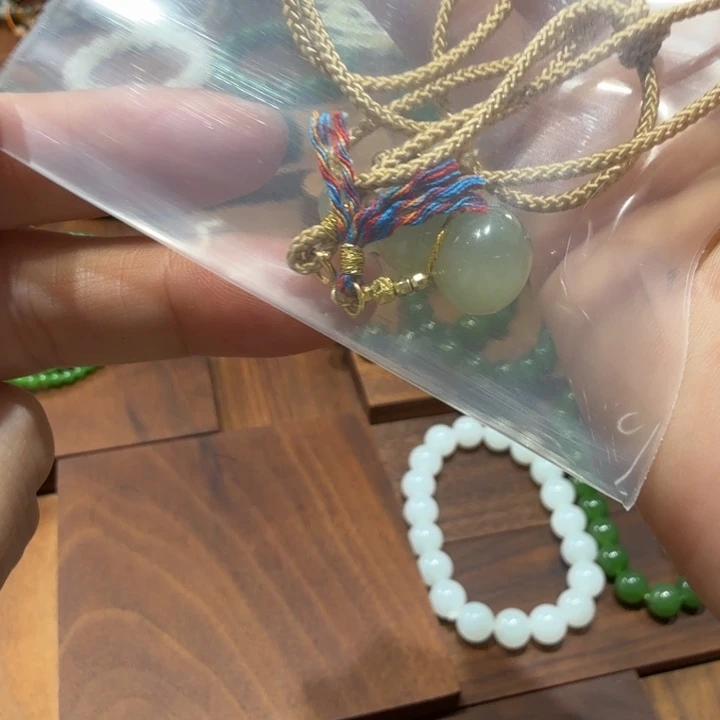 P***天和田玉未镶嵌颈饰