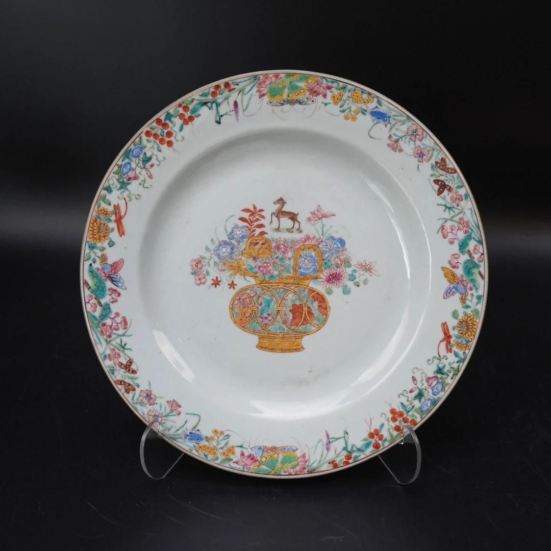 Lot.25081021清乾隆粉彩博古提篮花赏盘 直径：约23cm
