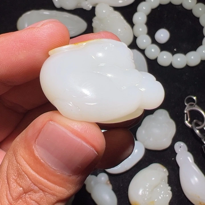 蓝***瑟和田玉未镶嵌颈饰