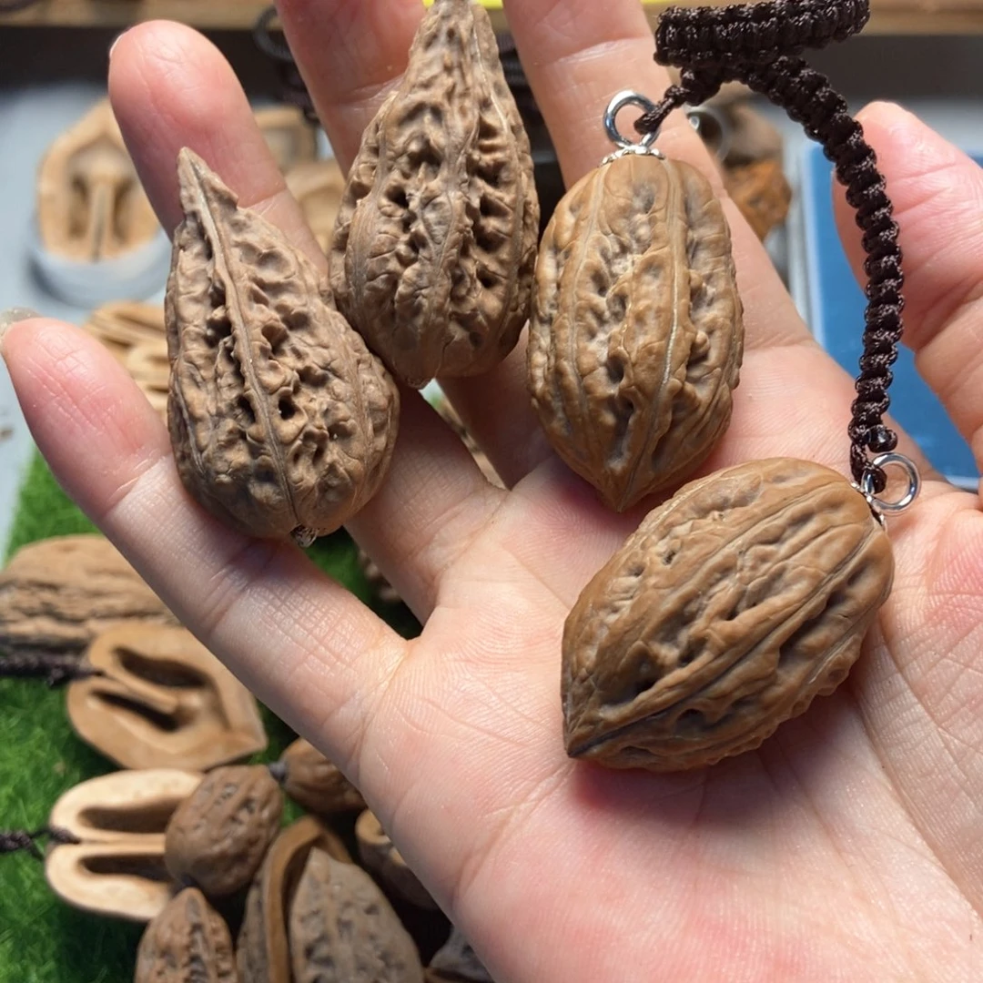 文玩核桃吊坠和*秋子