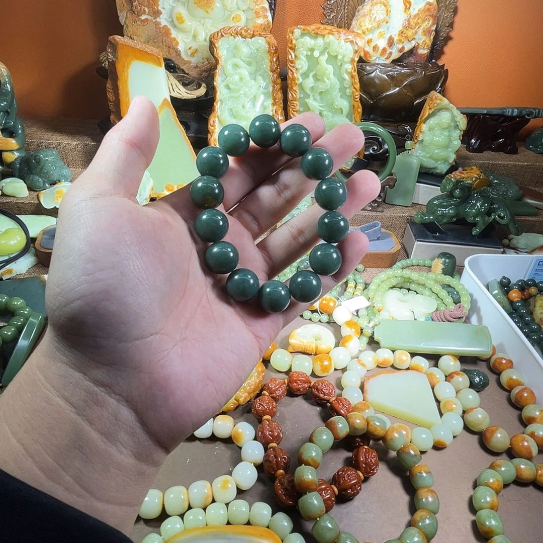 透闪石质玉未镶嵌珠宝奇石