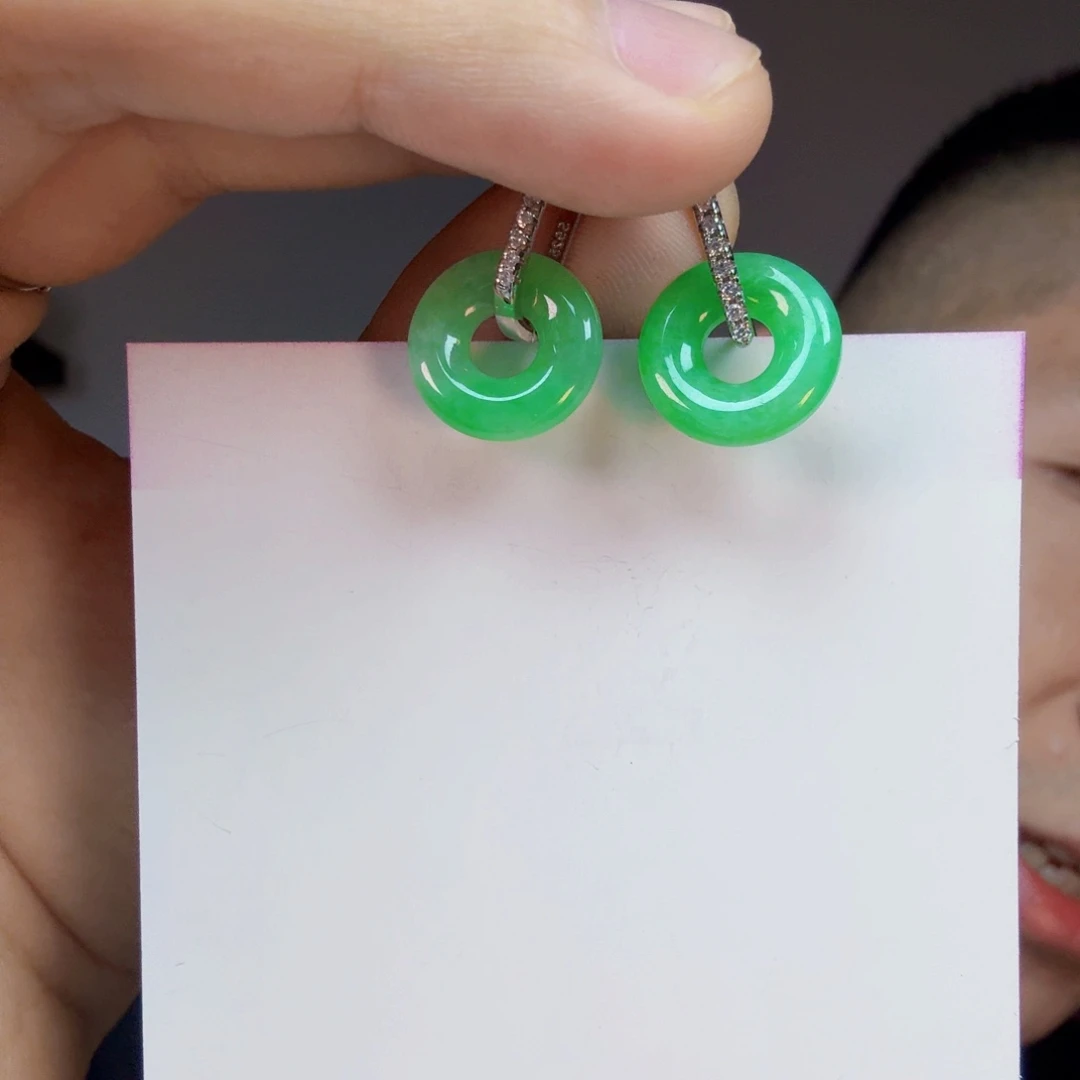 翡翠未镶嵌颈饰一对