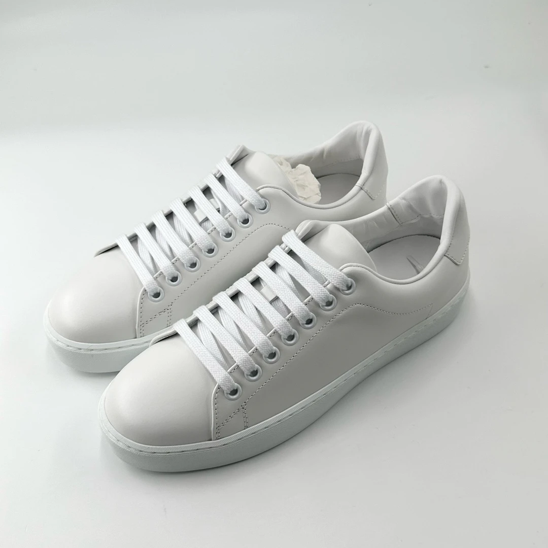 未使用 BURBERRY/博柏利 38码*2/低帮休闲小白鞋/编码0126