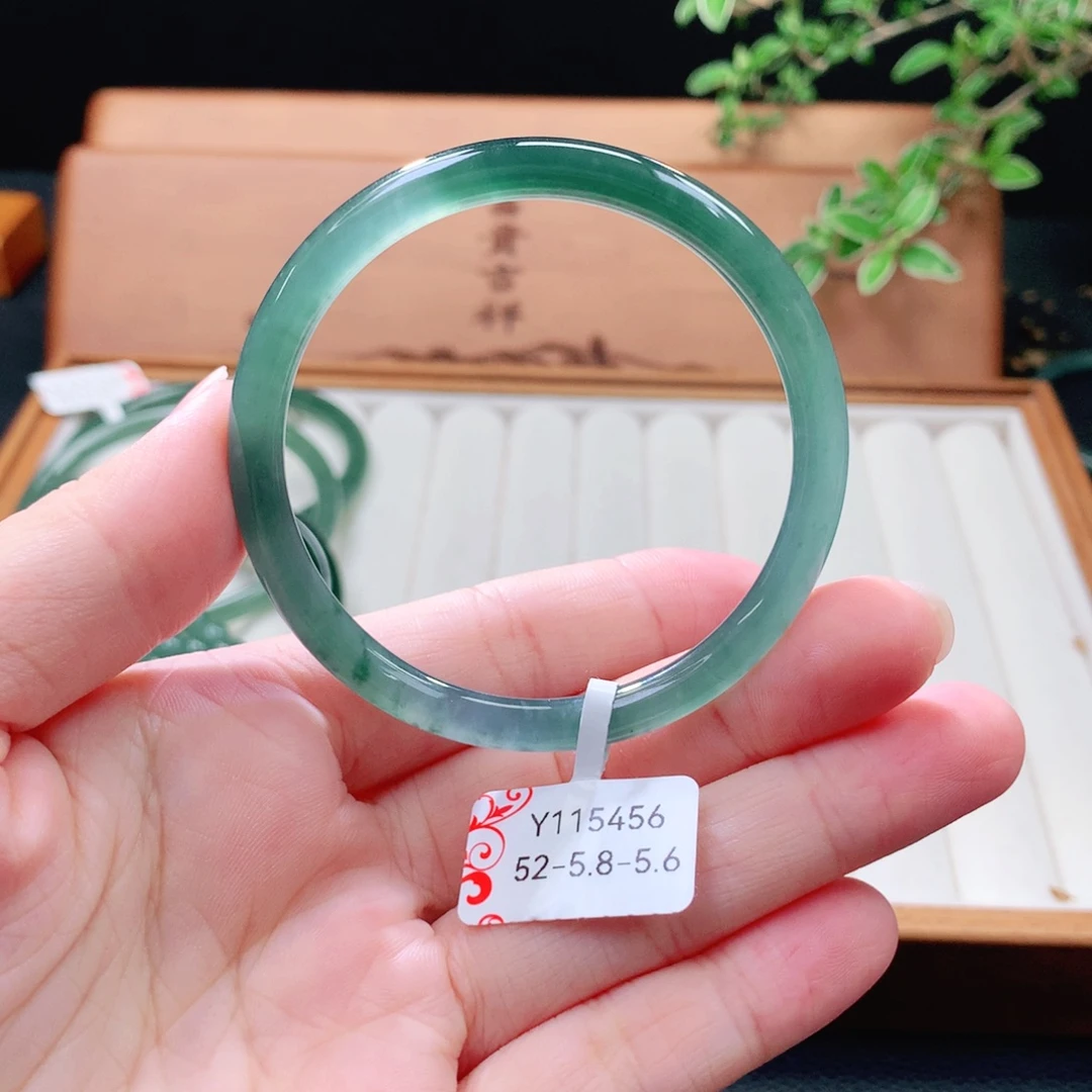 翡翠未镶嵌手镯（圆镯）