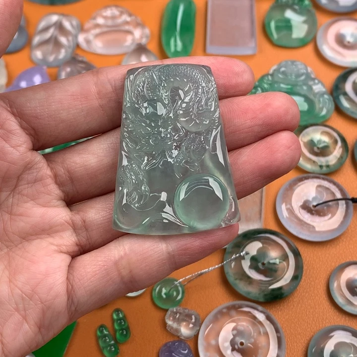 翡翠挂件未镶嵌….