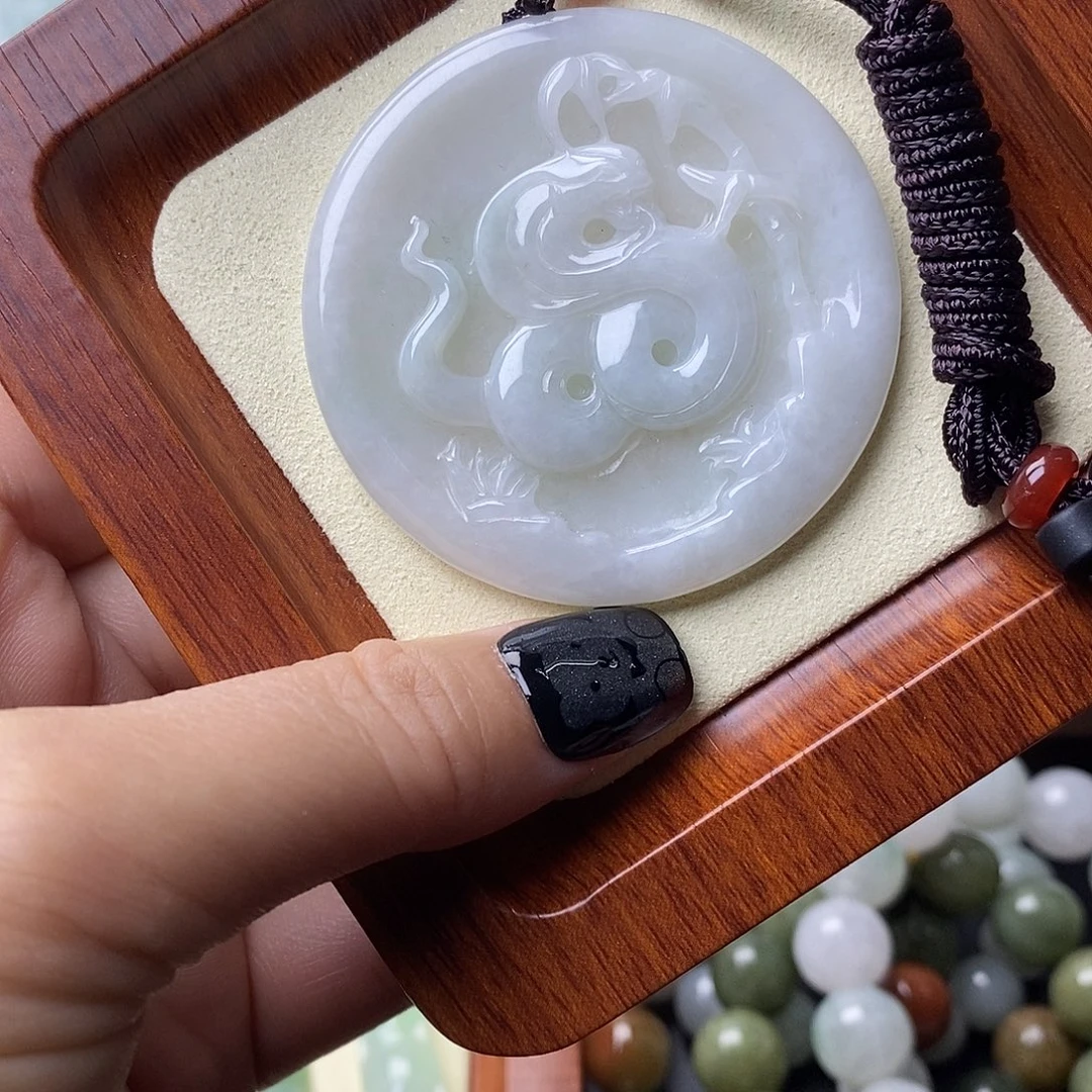 翡翠未镶嵌颈饰蛇牌