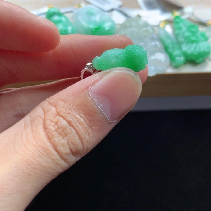 翡翠未镶嵌颈饰吊坠