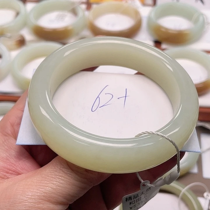 未镶嵌手镯和田玉梅*