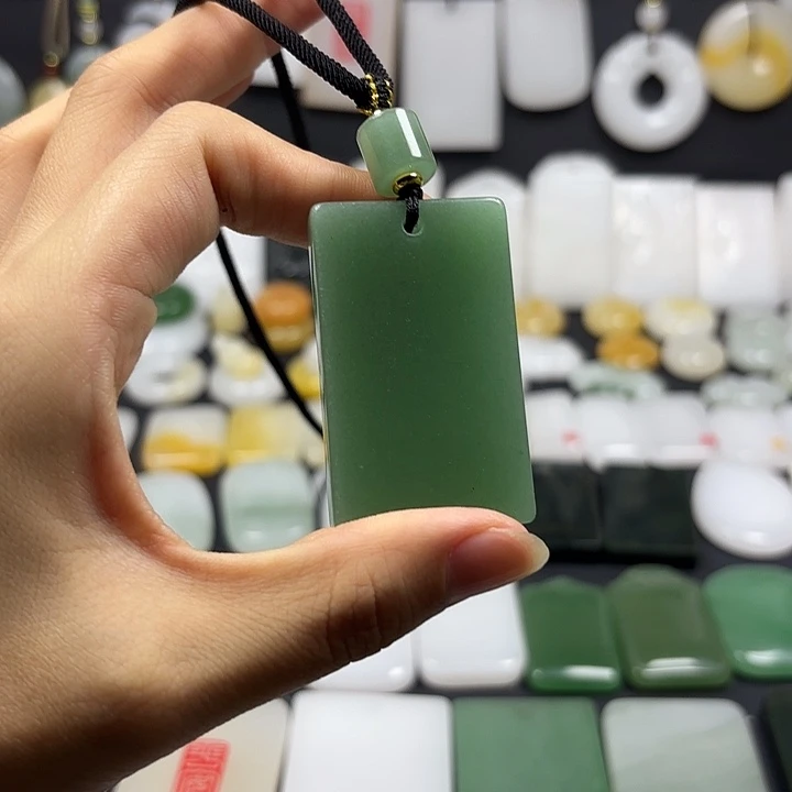 颈饰未镶嵌石英质玉（金丝玉）