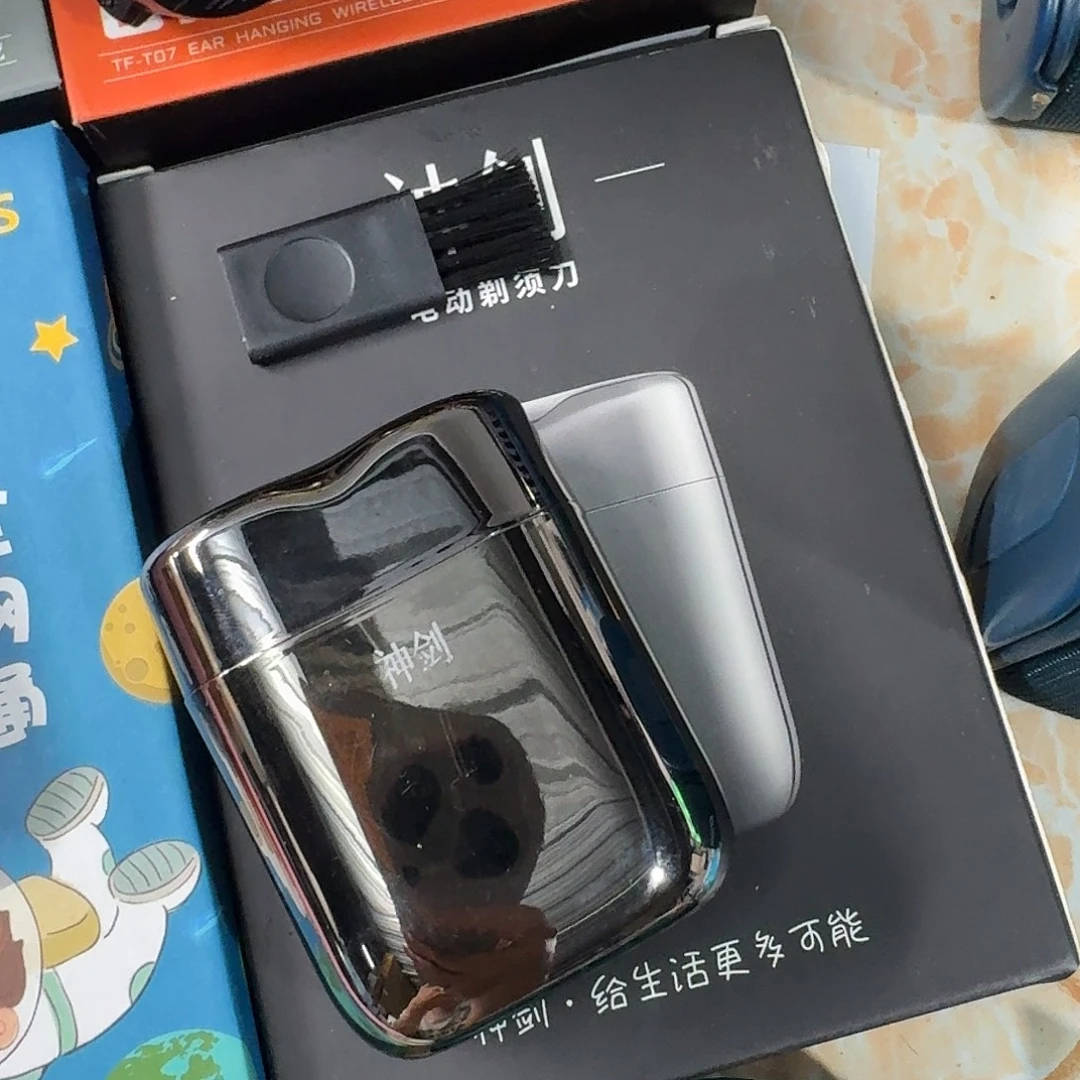 忽***晚99新电动剃须刀剃须刀