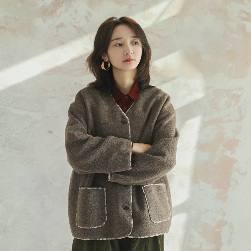 尘染·强缩羊毛100%·高级感毛呢外套女2025新款V领保暖加厚上衣