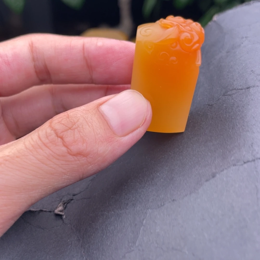 哈***尼未镶嵌黄蜡石挂件石英质玉