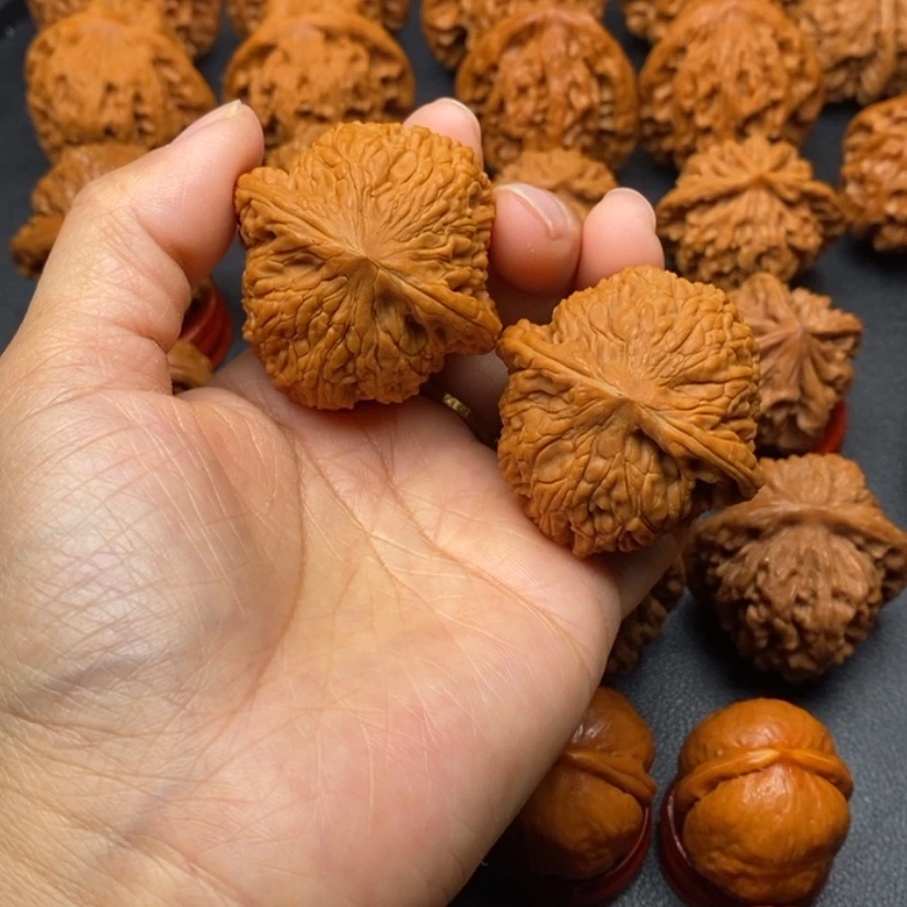 【闪购商品】文玩核桃把件绣球43