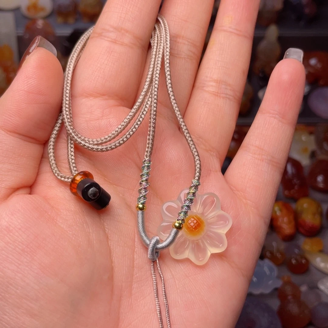 玛瑙/玉髓颈饰未镶嵌是**呀