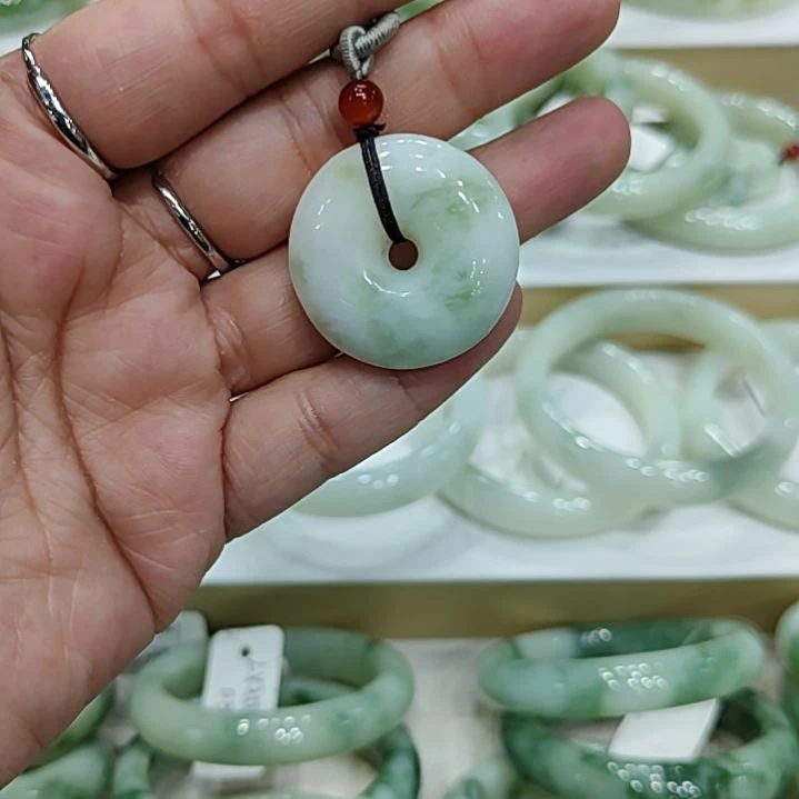 透闪石-蛇纹石玉未镶嵌颈饰
