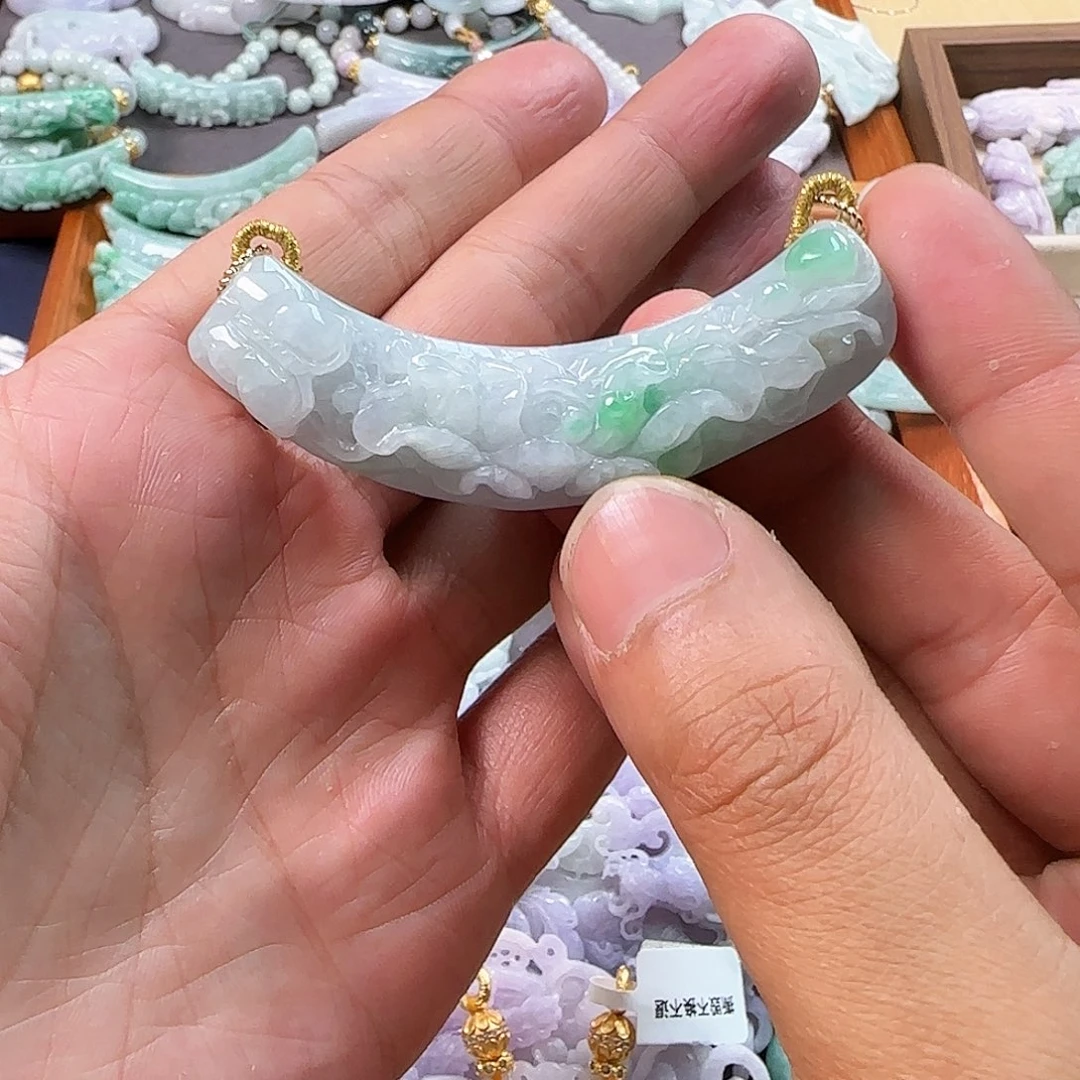 翡翠未镶嵌颈饰五***驴弯弯