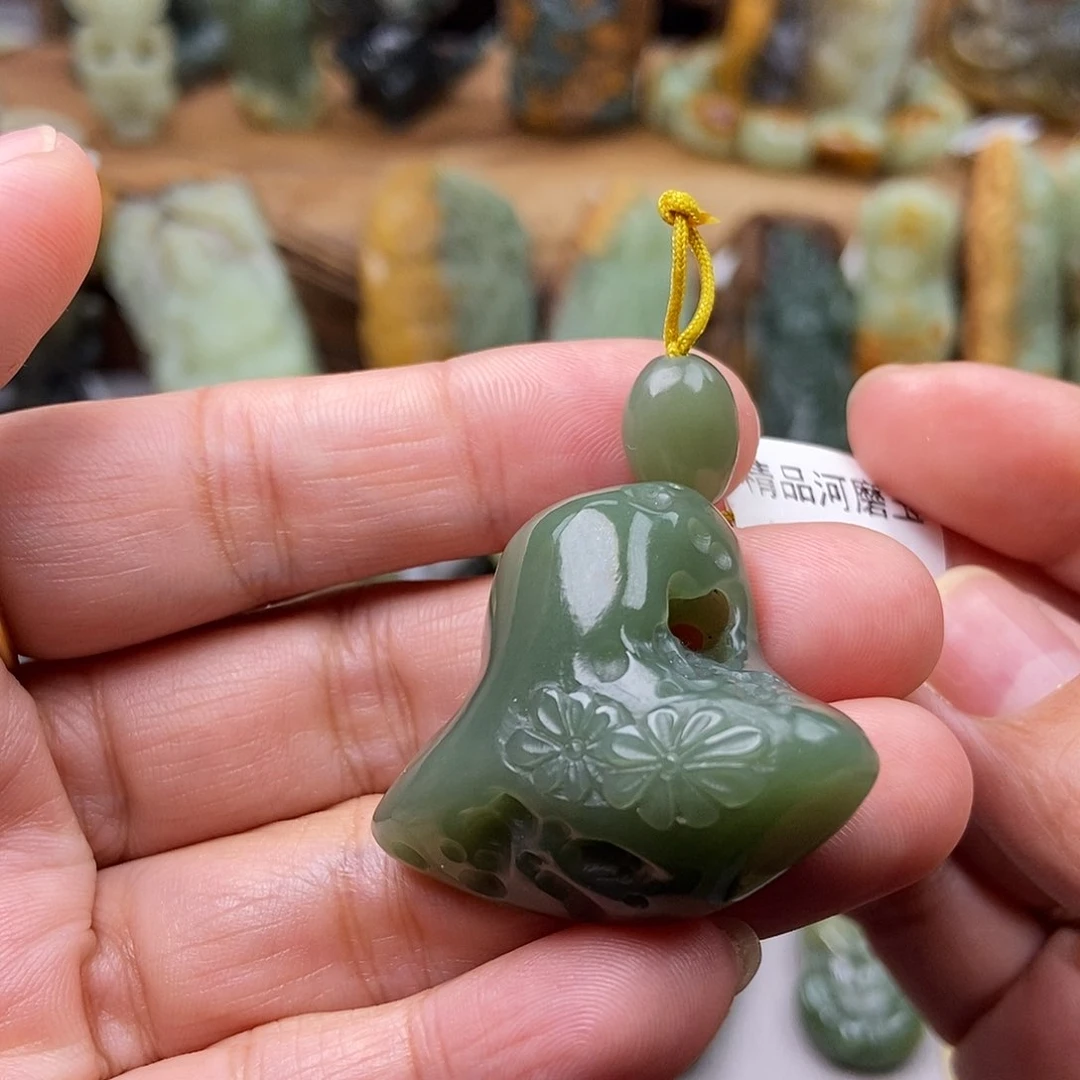 岫岩河磨玉（透闪石质玉）挂坠未镶嵌懒**猪