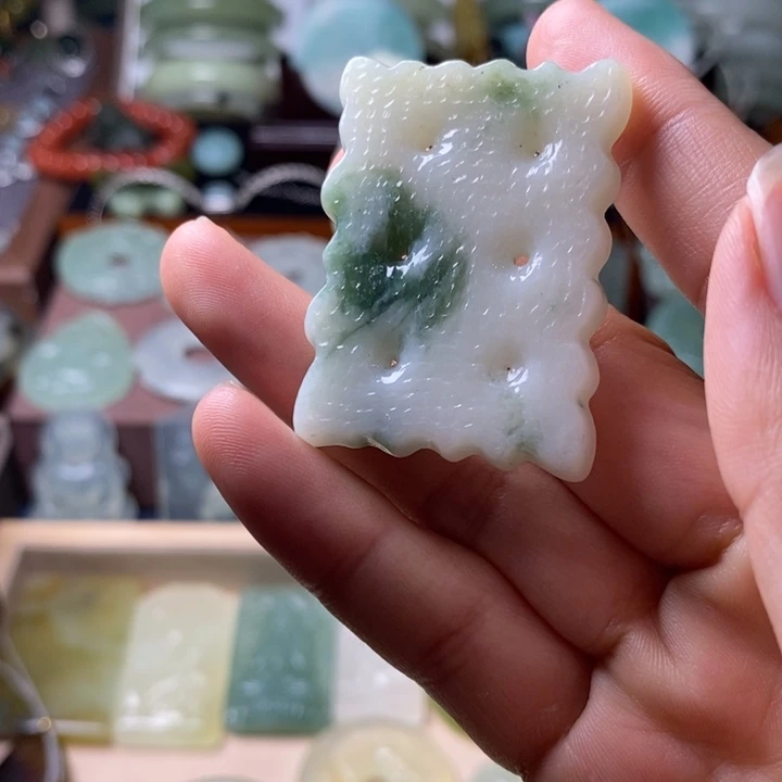 未镶嵌蛇纹石玉颈饰