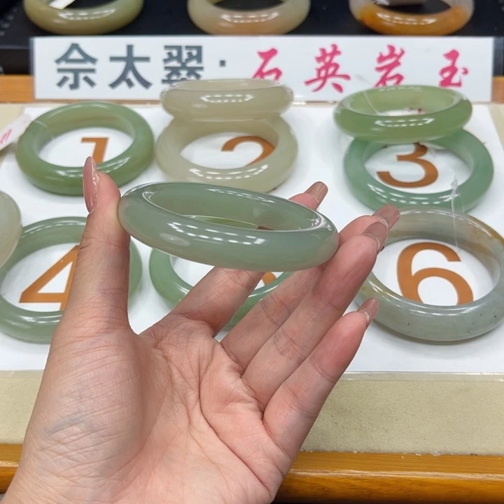 未镶嵌手镯石英质玉益****）