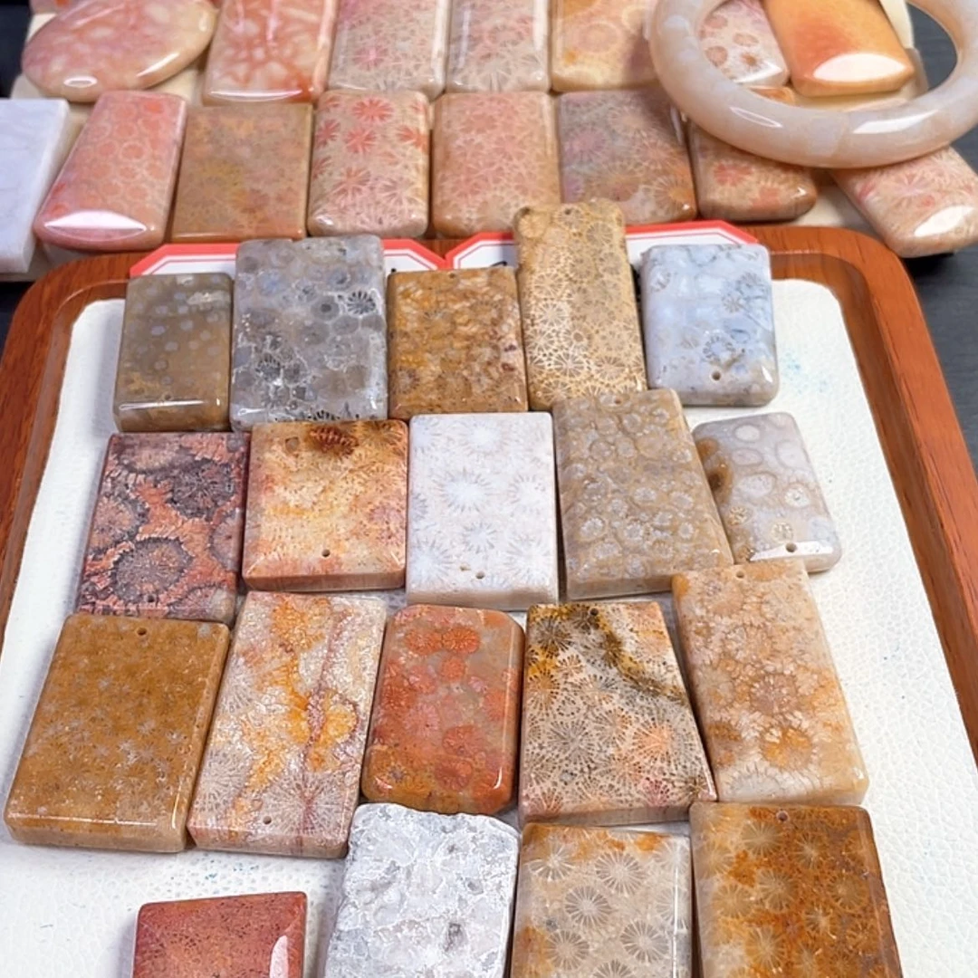 【闪购商品】硅化玉吊坠(赠链)未镶嵌粉*点