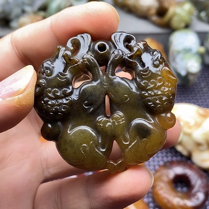 蛇纹石玉未镶嵌颈饰