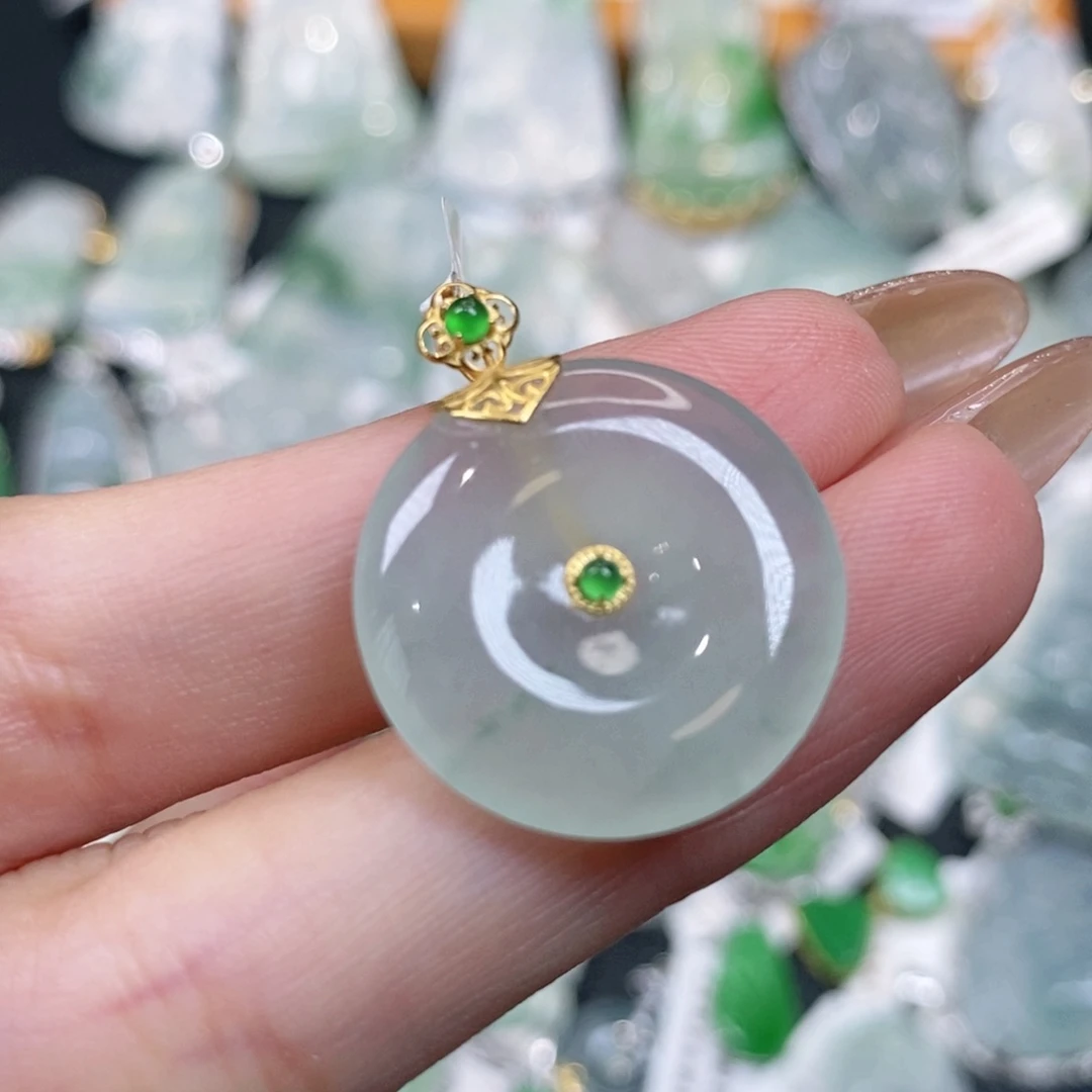 颈饰18K金镶嵌翡翠