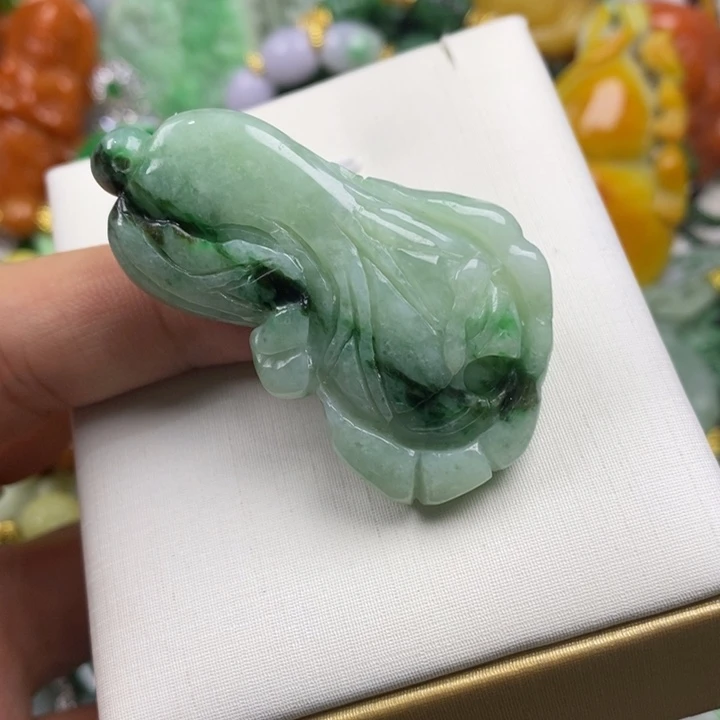 翡翠未镶嵌吊坠(赠链)