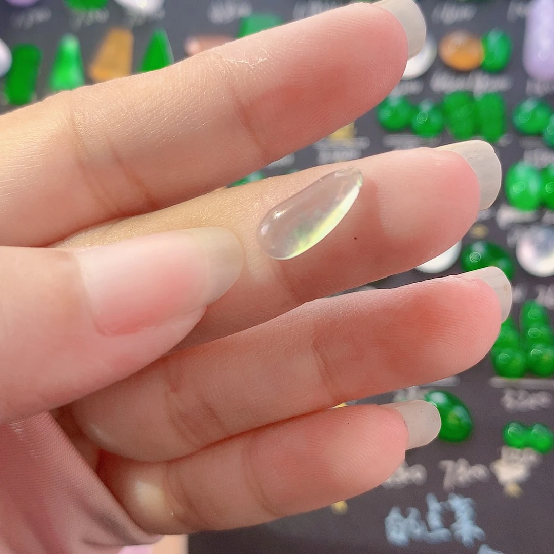 【闪购商品】翡翠未镶嵌颈饰飘花瓜