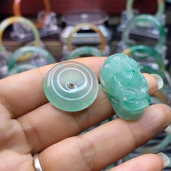 石英质玉颈饰未镶嵌宝*