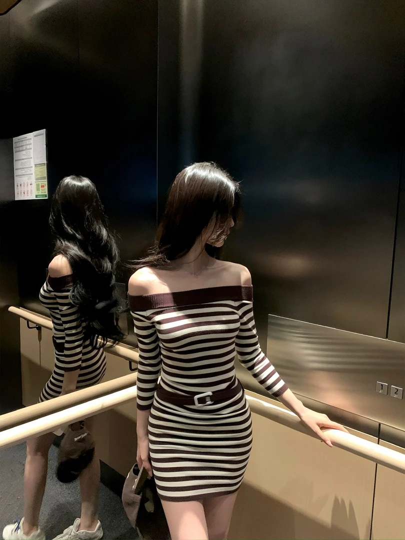 法式复古条纹一字肩修身显瘦配腰带针织连衣裙女性感露肩包臀短裙