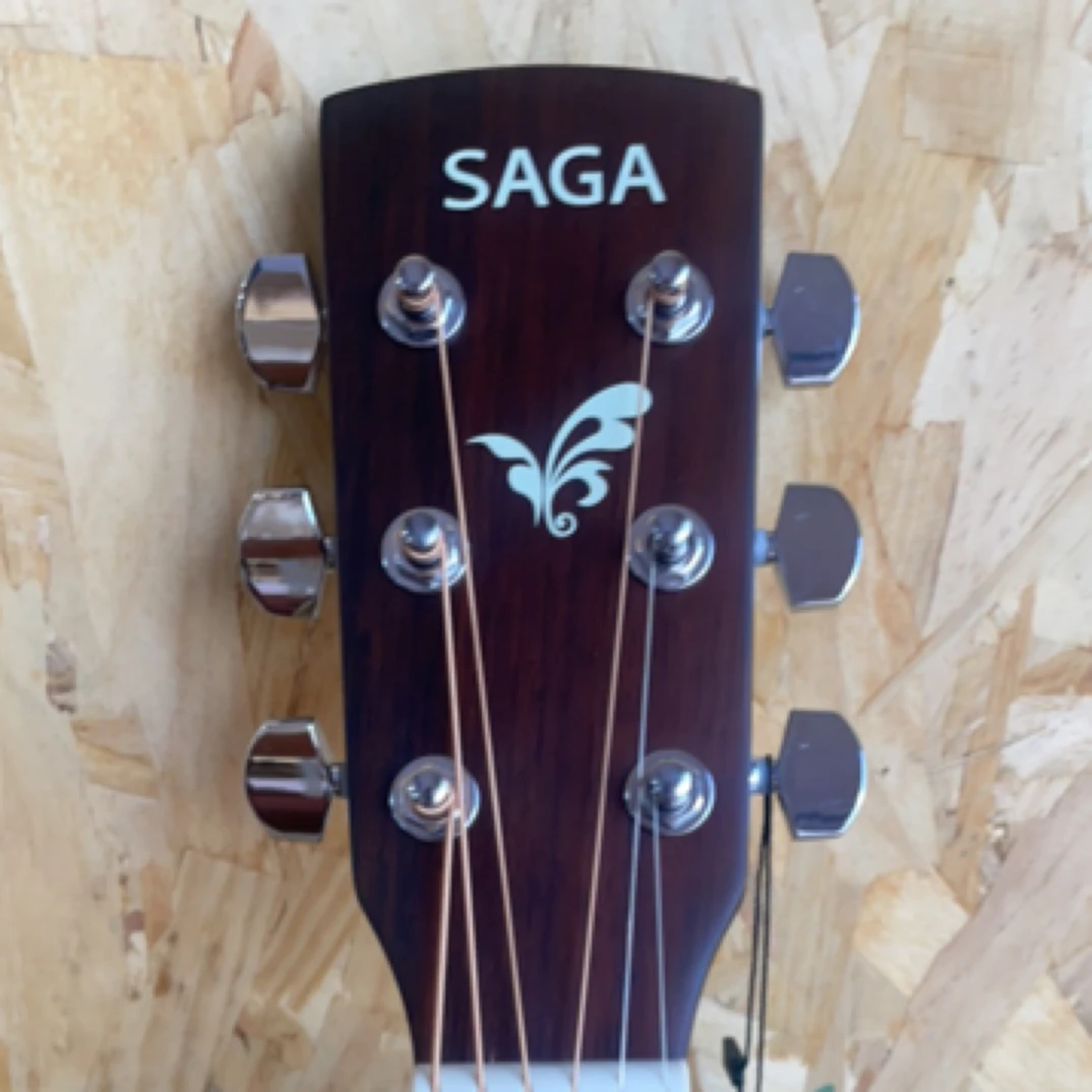 SAGA萨伽SF800单板民谣吉他，手感丝滑，音色细腻，赠送超值配件。