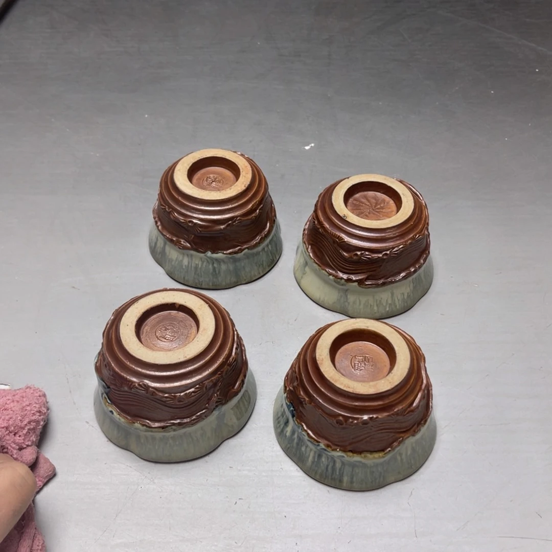 瓷片料****厨密密麻麻地排列着一