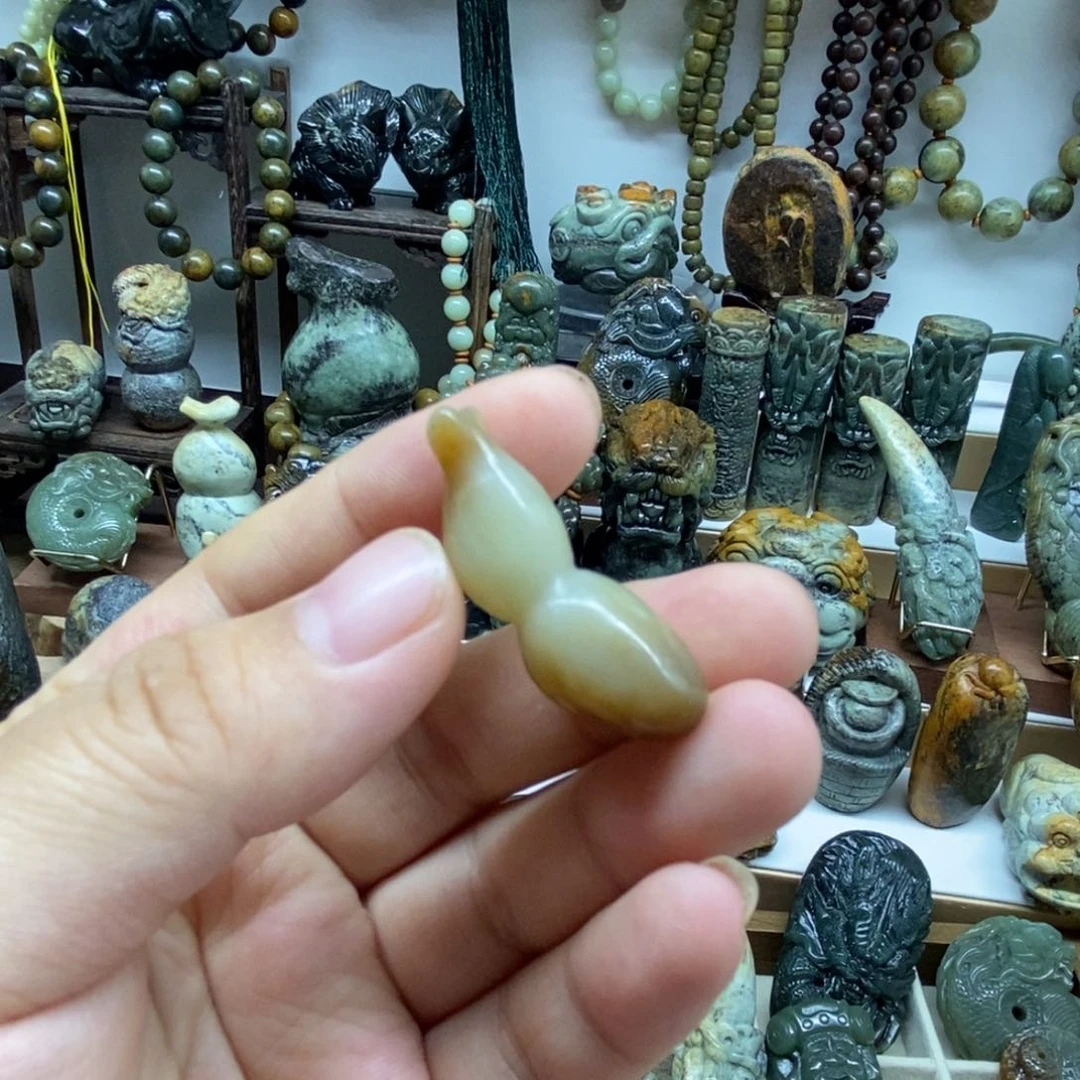 未镶嵌岫岩老玉（透闪石质玉）把件