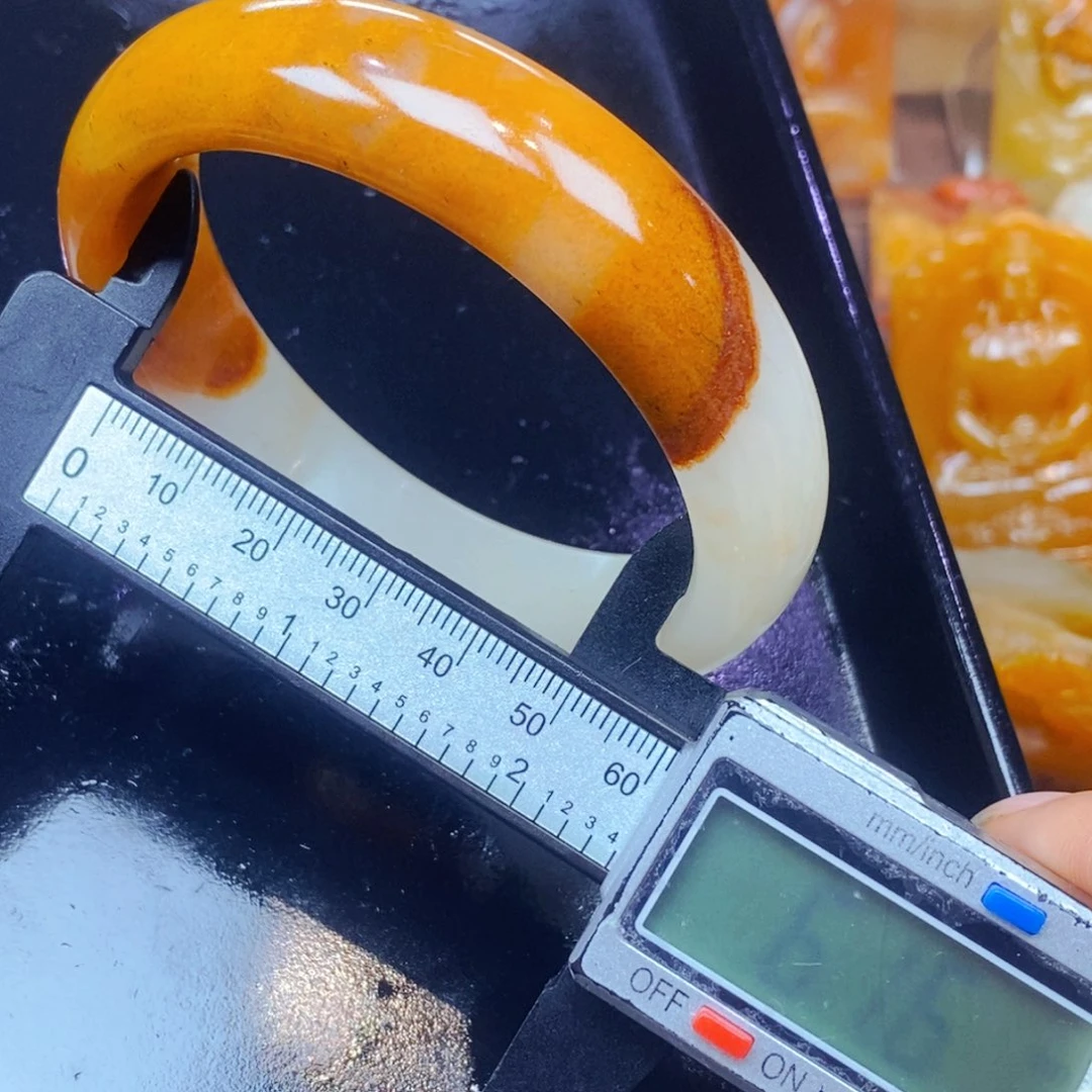 未镶嵌石英质玉（黄龙玉）颈饰