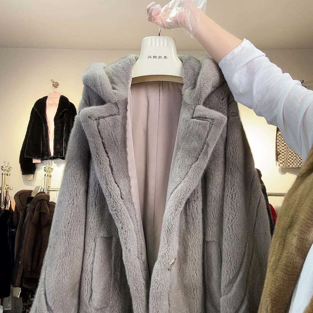 皮草外套搭配黑色