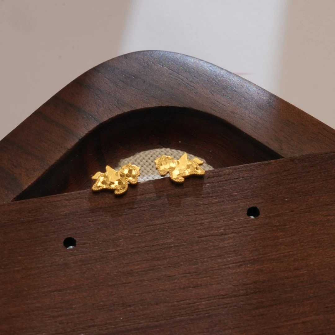 阿敏-E【碎冰小飞马耳钉】-足金999精工5耳饰