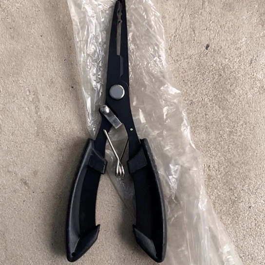 中号路亚钳一个。