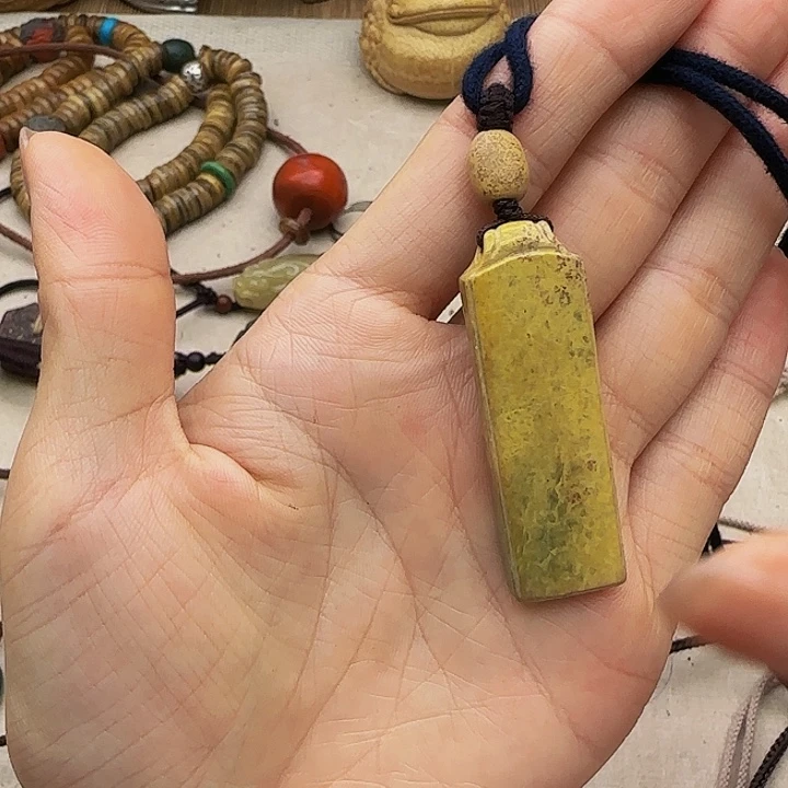小***娘颈饰未镶嵌和田玉