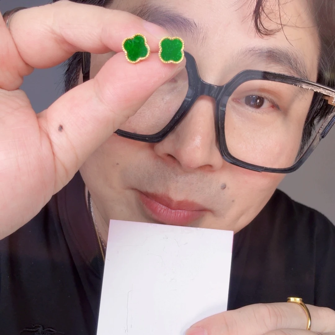 翡翠未镶嵌颈饰一对