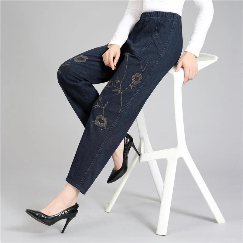 2025年新款妈妈牛仔裤中老年女裤秋季棉质柔软老人裤子外穿哈伦裤