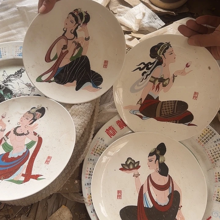 库存微瑕敦煌飞天盘子一套