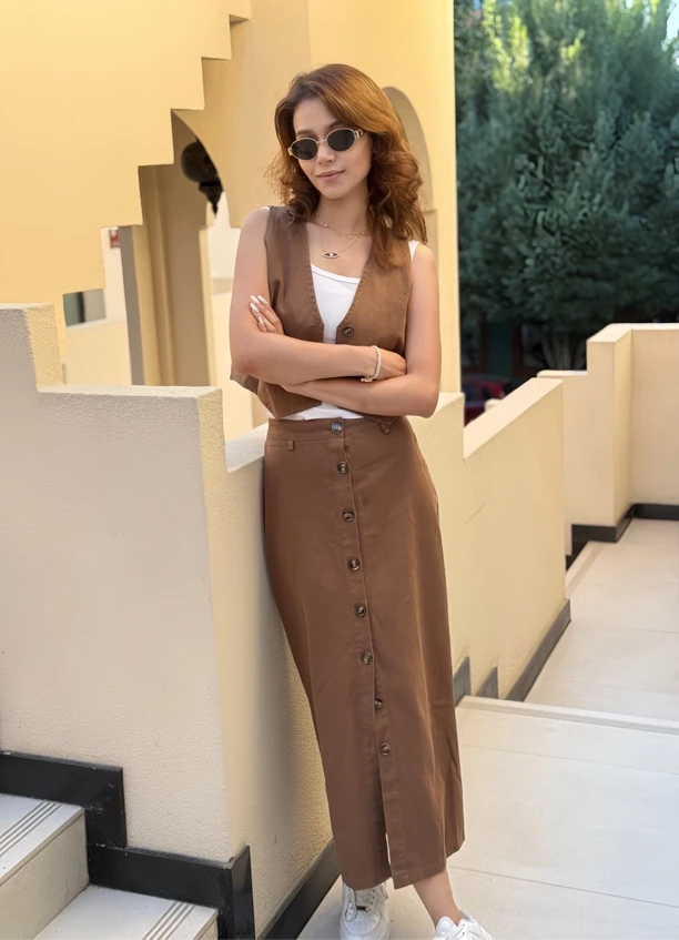 咖啡色无袖马甲+一排扣半身裙套装（不含内搭）