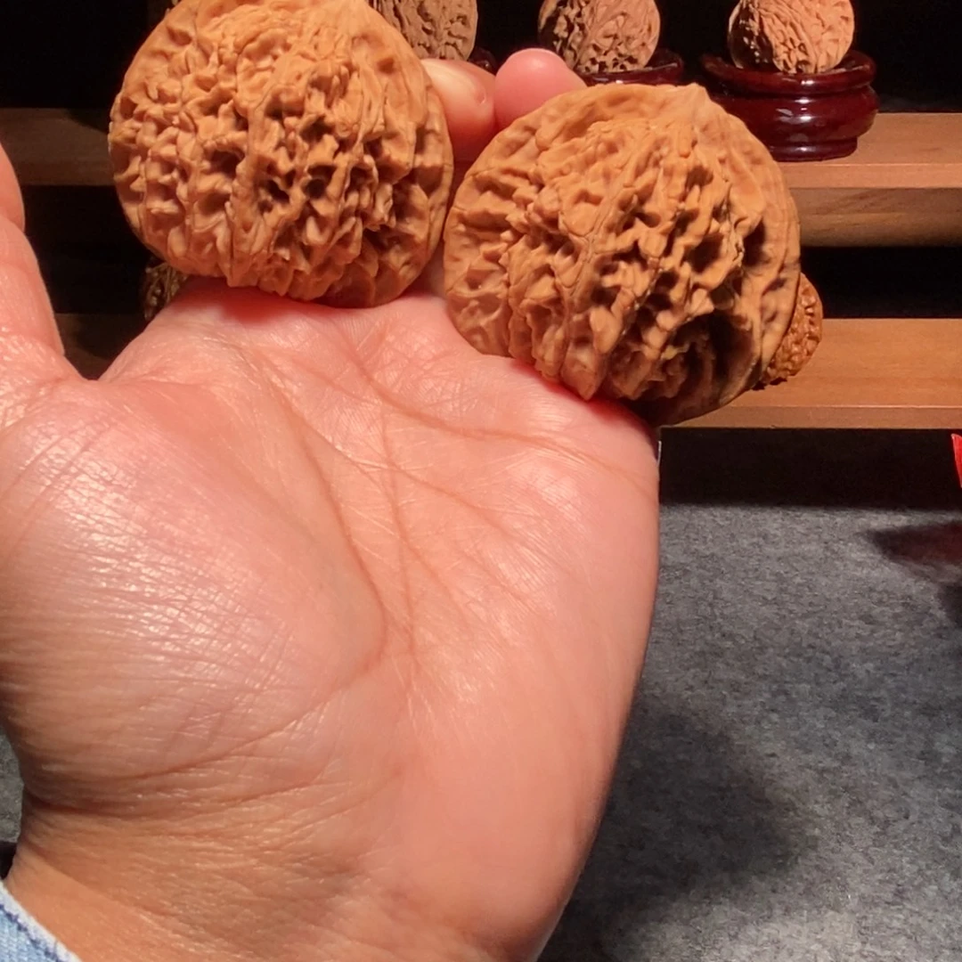 优***格其他核桃盘龙纹无修全品红皮46（一点点洗尖）