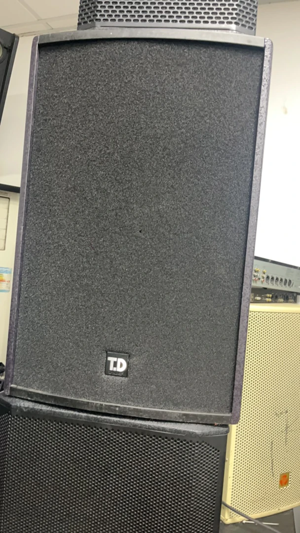 12寸音箱一对，功放一台，效果器1台，无线咪1套，不包邮