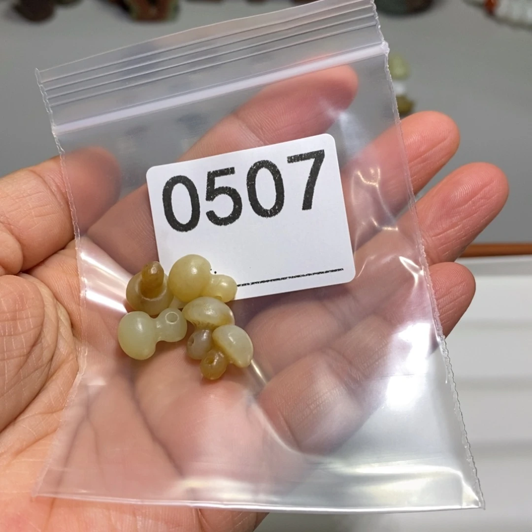 颈饰未镶嵌透闪石质玉琪**胜