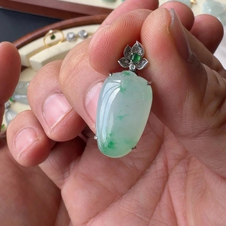 翡翠吊坠(不含链)18K金镶嵌