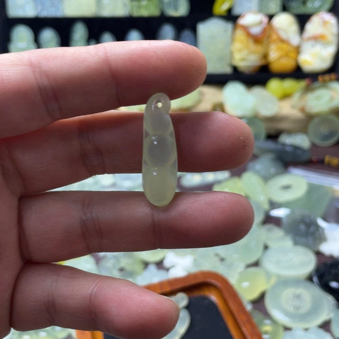 蛇纹石玉颈饰未镶嵌墨*爽