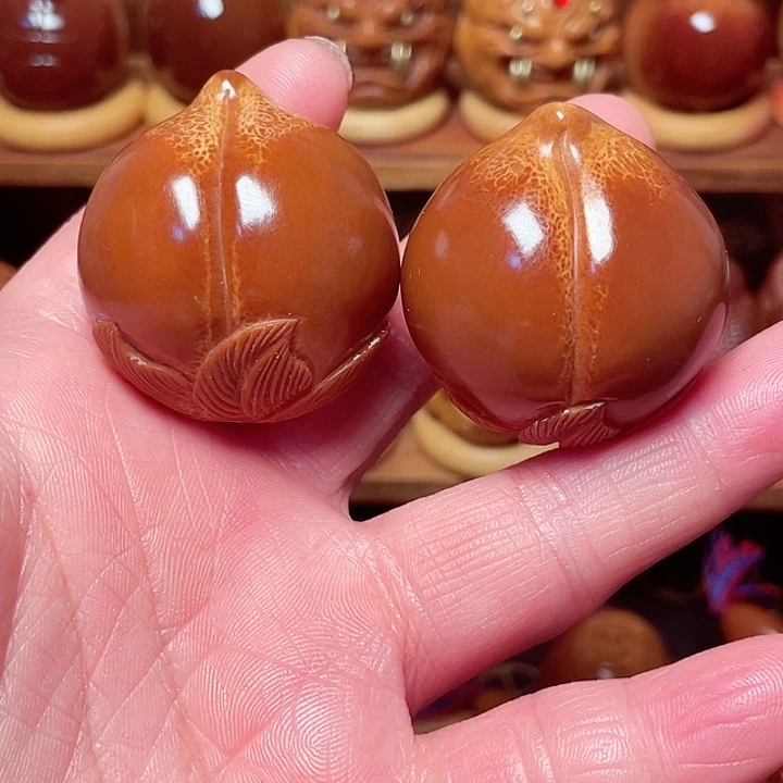 吊坠橄榄核寿桃一对