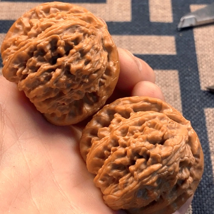文玩核桃吊坠白狮子